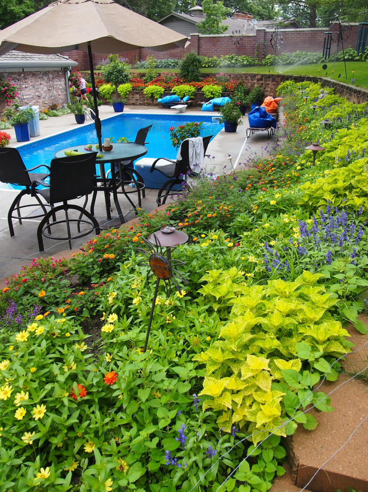 Foto de terraza bohemia de tamaño medio en patio trasero con losas de hormigón