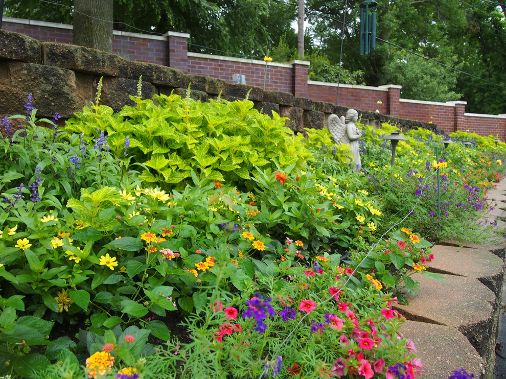 Mittelgroßer, Halbschattiger Eklektischer Garten im Sommer, hinter dem Haus mit Kübelpflanzen in Omaha