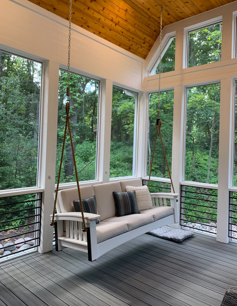 Cette image montre un porche d'entrée de maison arrière marin de taille moyenne avec une moustiquaire, une terrasse en bois et une extension de toiture.