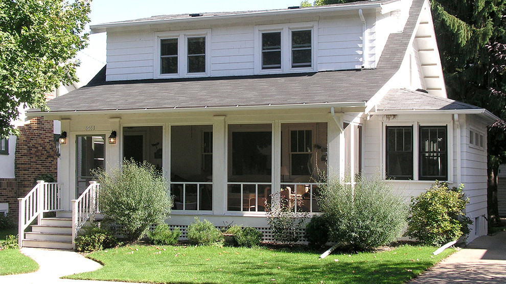 Inredning av en klassisk mellanstor innätad veranda framför huset, med takförlängning