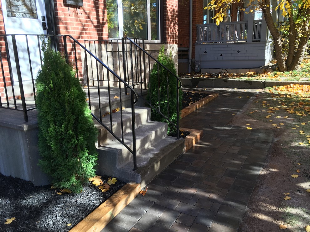 На фото: маленькая веранда на переднем дворе в классическом стиле с мощением тротуарной плиткой для на участке и в саду с