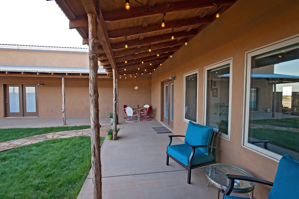 Réalisation d'un porche d'entrée de maison avant sud-ouest américain de taille moyenne.