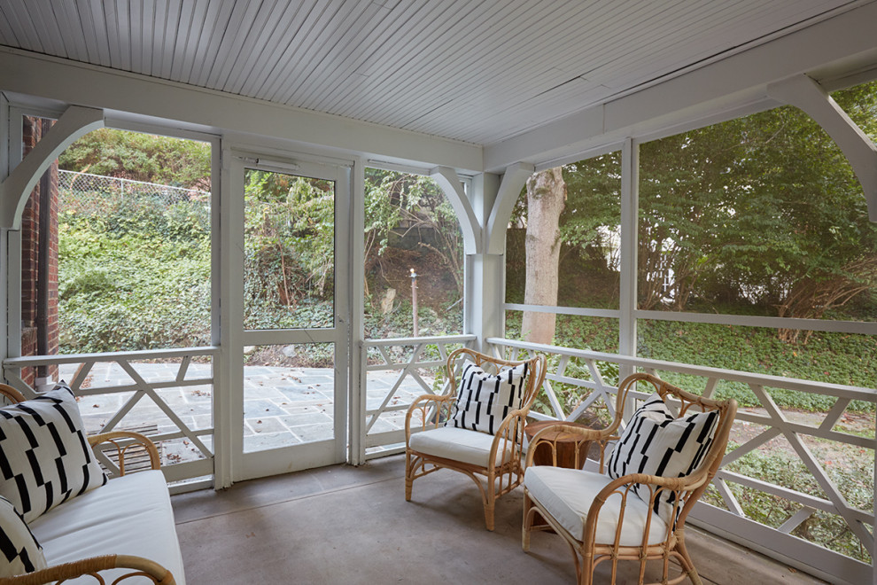 Cette image montre un porche d'entrée de maison latéral vintage de taille moyenne avec une moustiquaire et une extension de toiture.