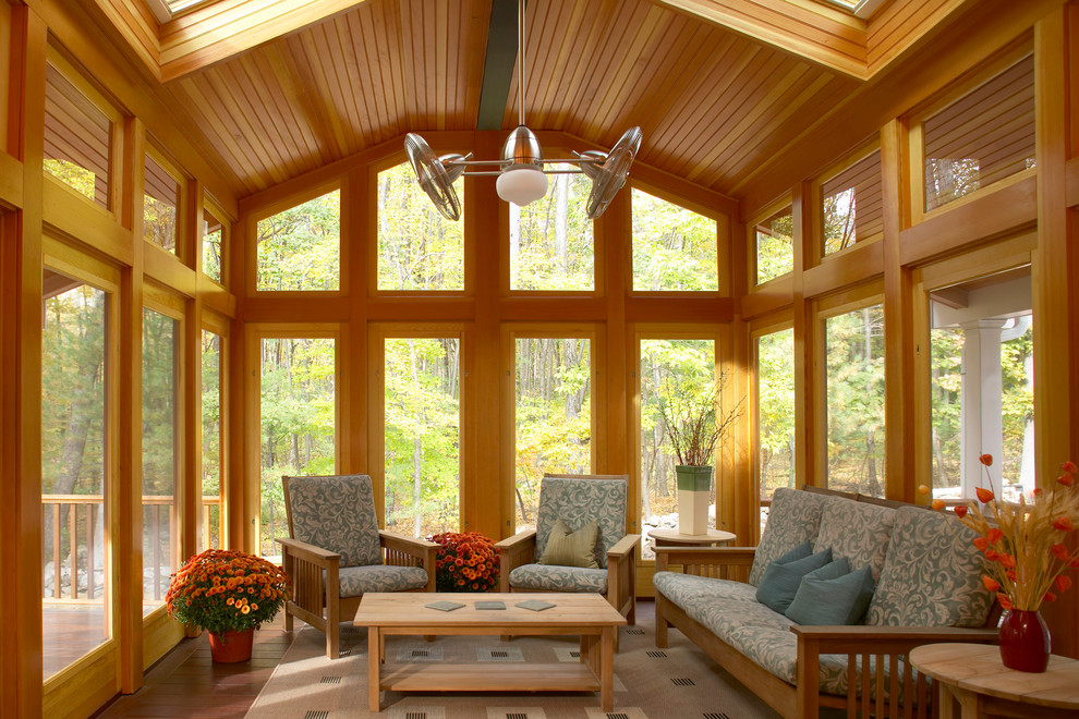 Réalisation d'un grand porche d'entrée de maison craftsman avec une terrasse en bois, une extension de toiture et tous types de couvertures.