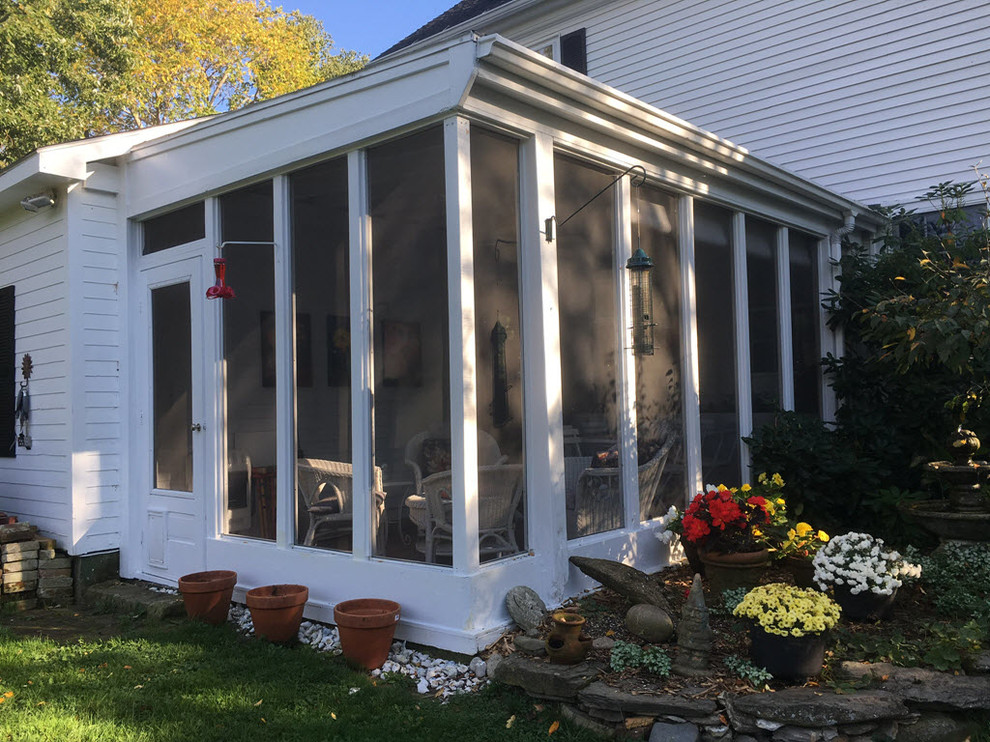 Idées déco pour un petit porche d'entrée de maison arrière contemporain avec une moustiquaire, des pavés en brique et une extension de toiture.
