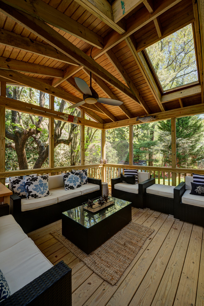 Idées déco pour un petit porche d'entrée de maison arrière contemporain avec une moustiquaire, une terrasse en bois et une extension de toiture.