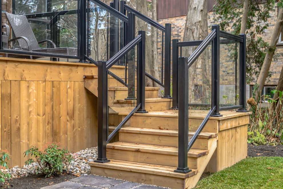 Aménagement d'un porche d'entrée de maison arrière moderne avec une terrasse en bois.