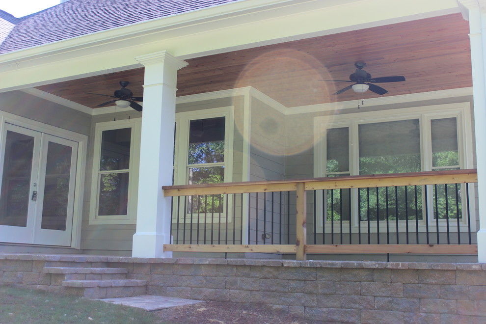 Aménagement d'un porche d'entrée de maison arrière classique de taille moyenne avec des pavés en pierre naturelle et une extension de toiture.