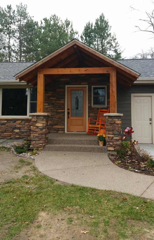 Cette photo montre un petit porche d'entrée de maison avant montagne avec une dalle de béton et une extension de toiture.