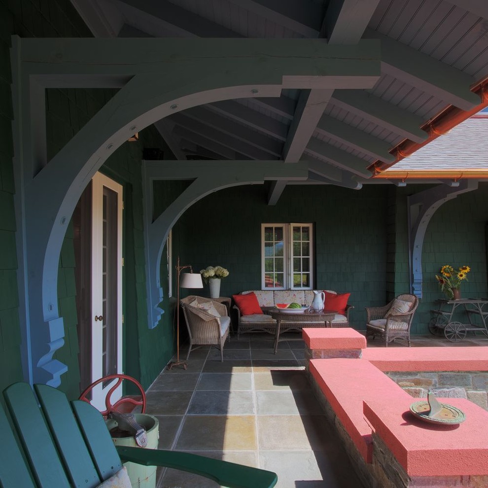 Inspiration pour un porche d'entrée de maison traditionnel avec une extension de toiture.