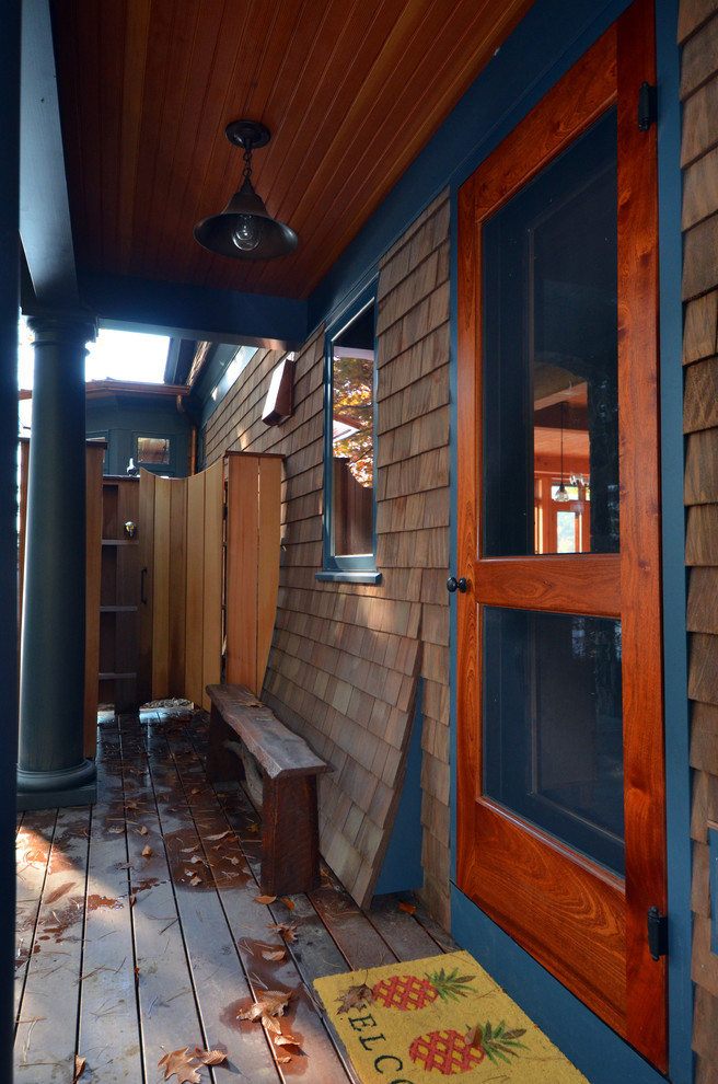 Aménagement d'un porche d'entrée de maison victorien avec une terrasse en bois et une extension de toiture.