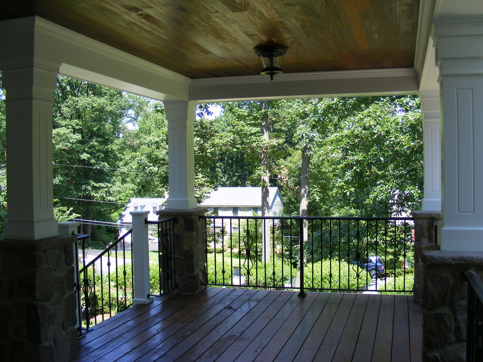 Idéer för att renovera en stor vintage innätad veranda framför huset, med trädäck och takförlängning
