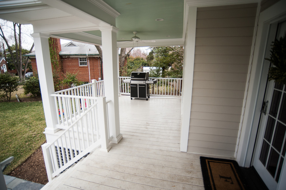 Idéer för en mellanstor lantlig veranda framför huset, med takförlängning