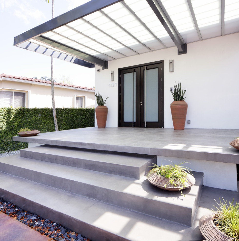 Ispirazione per un portico moderno di medie dimensioni e davanti casa con lastre di cemento