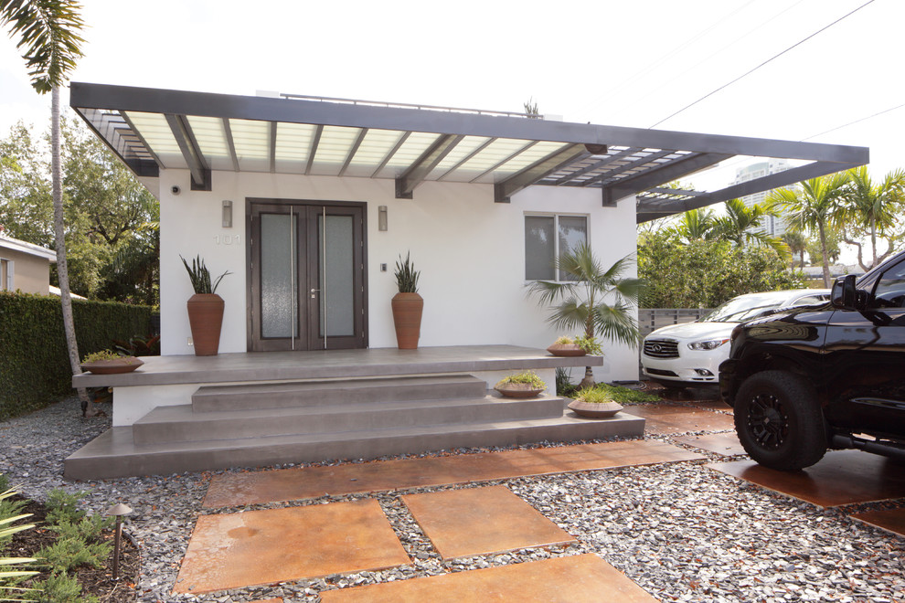 Design ideas for a medium sized modern front veranda in Miami.