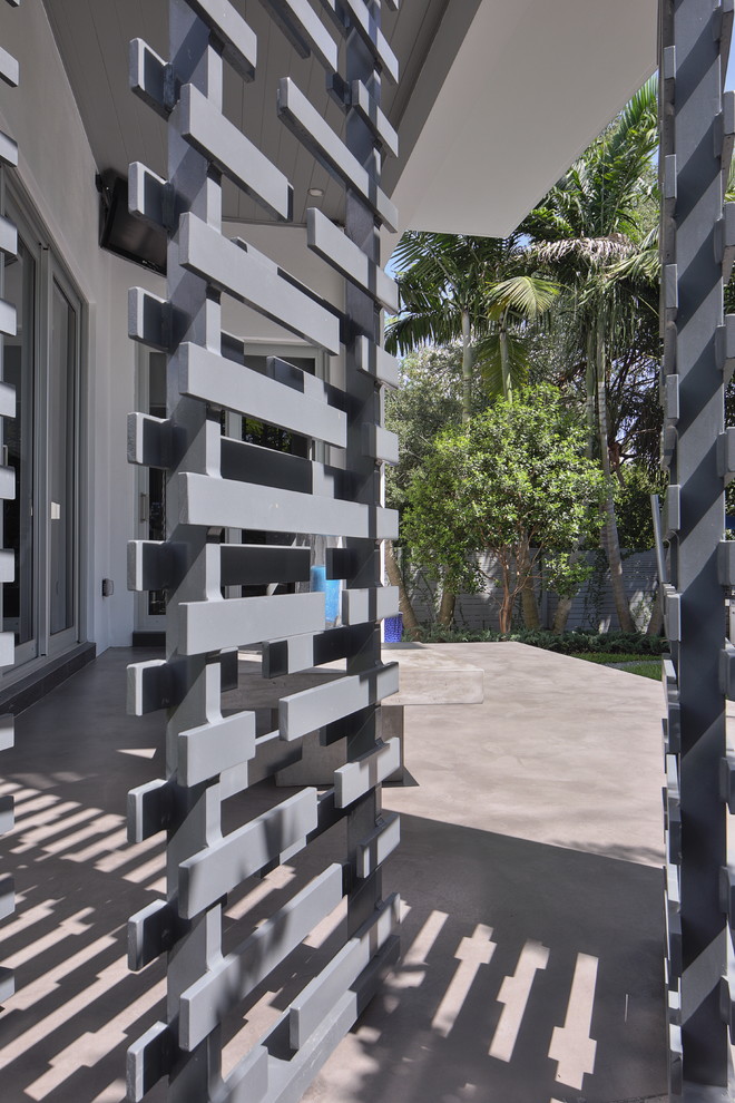 Photo of a medium sized modern front veranda in Miami.