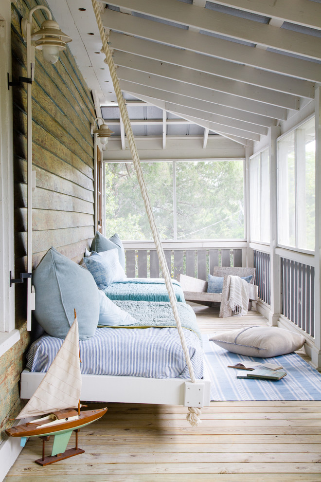 Réalisation d'un porche d'entrée de maison avant marin avec une moustiquaire, une terrasse en bois et une extension de toiture.