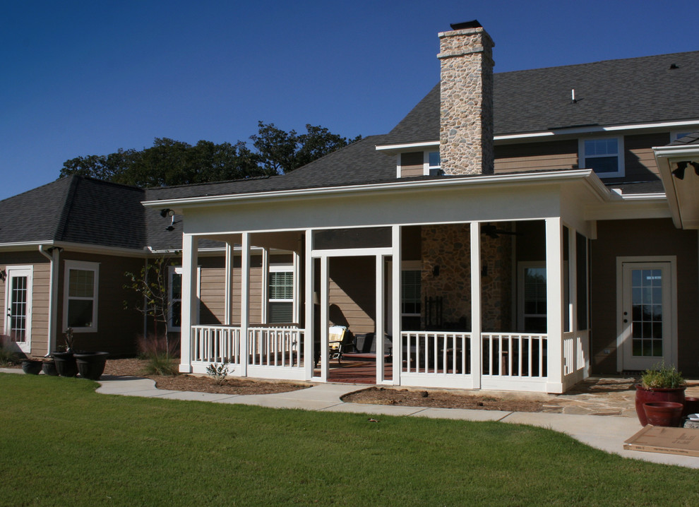 Idée de décoration pour un porche d'entrée de maison avant champêtre de taille moyenne avec une moustiquaire, une dalle de béton et une extension de toiture.