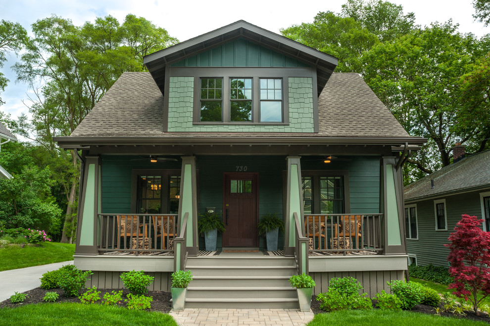 Foto di un portico american style di medie dimensioni e davanti casa con pavimentazioni in pietra naturale e un tetto a sbalzo