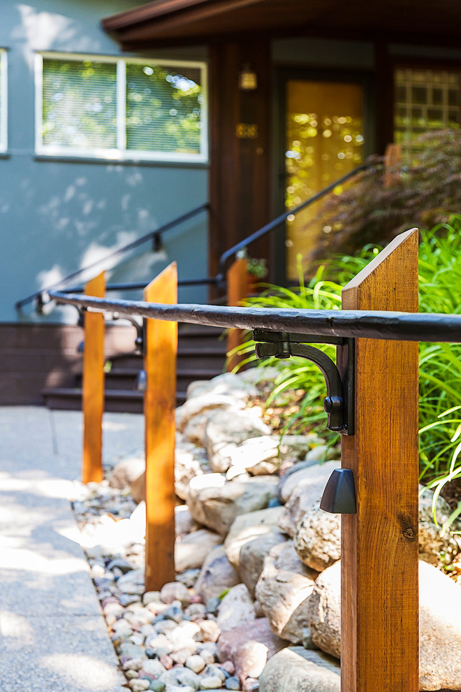 Стильный дизайн: маленькая веранда на переднем дворе в стиле ретро с настилом и навесом для на участке и в саду - последний тренд