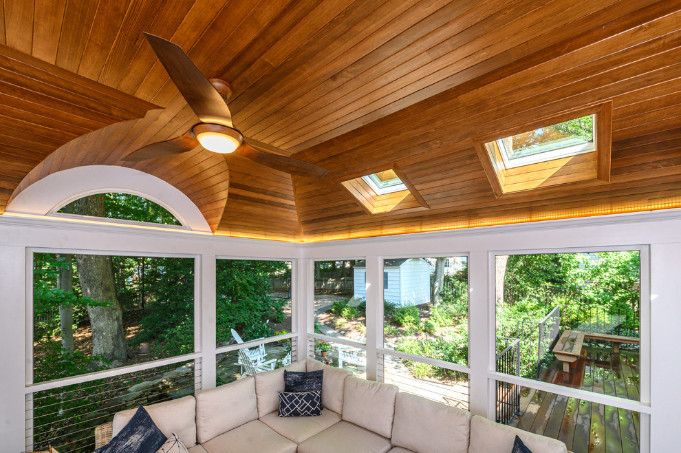 Idée de décoration pour un porche d'entrée de maison arrière craftsman de taille moyenne avec une moustiquaire et une extension de toiture.
