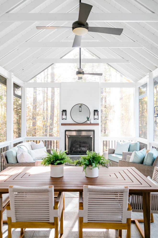 Idée de décoration pour un porche d'entrée de maison arrière chalet de taille moyenne avec du carrelage et une extension de toiture.
