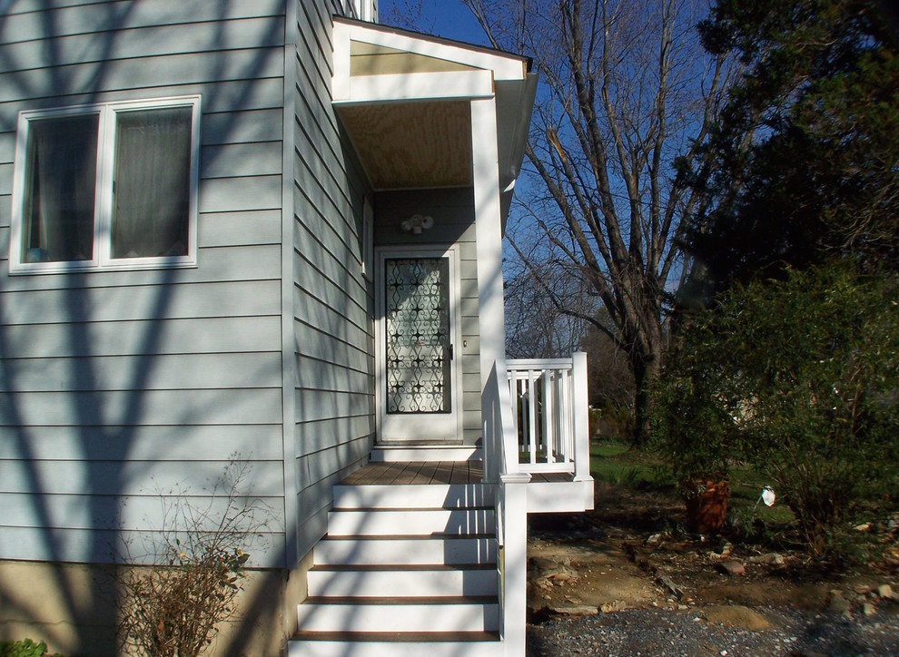 Inspiration för små klassiska verandor längs med huset, med trädäck och takförlängning