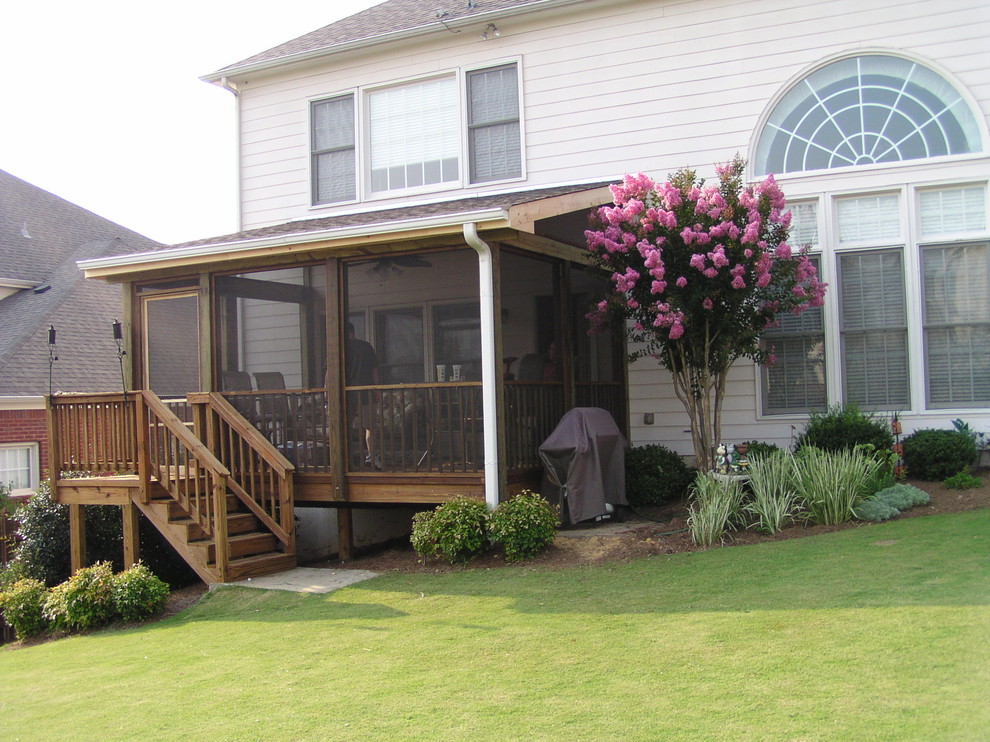 Foto på en mellanstor rustik innätad veranda på baksidan av huset, med trädäck och takförlängning