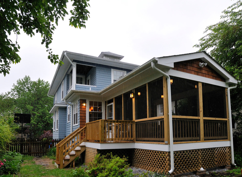 Diseño de terraza contemporánea de tamaño medio en patio trasero y anexo de casas con entablado