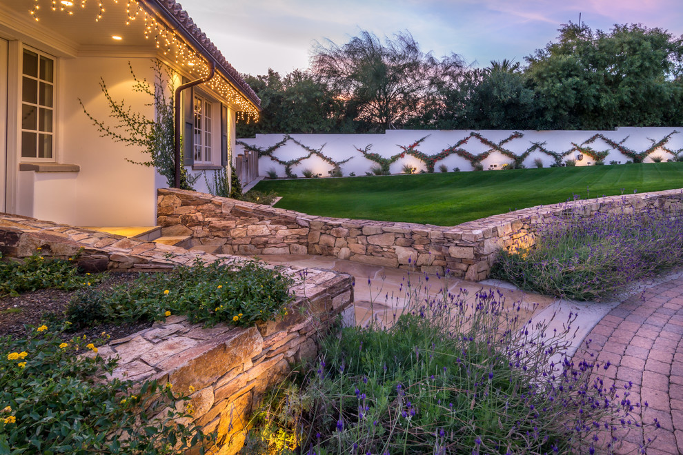 Mittelgroßes, Überdachtes Mediterranes Veranda im Vorgarten mit Natursteinplatten in Phoenix