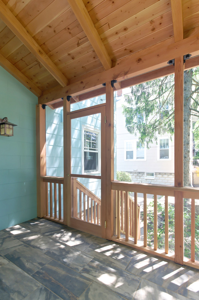 Inspiration för mellanstora amerikanska innätade verandor på baksidan av huset, med kakelplattor och takförlängning