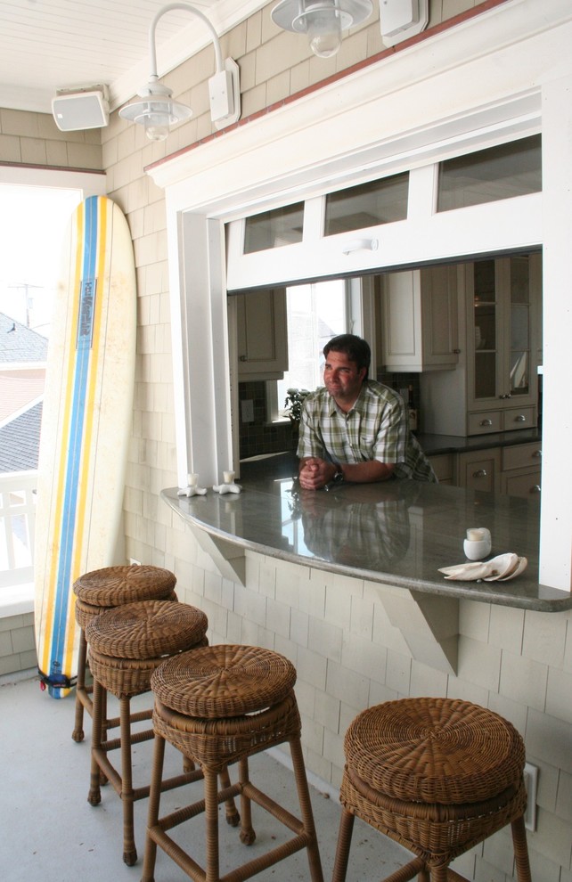 Beach style front porch photo in New York