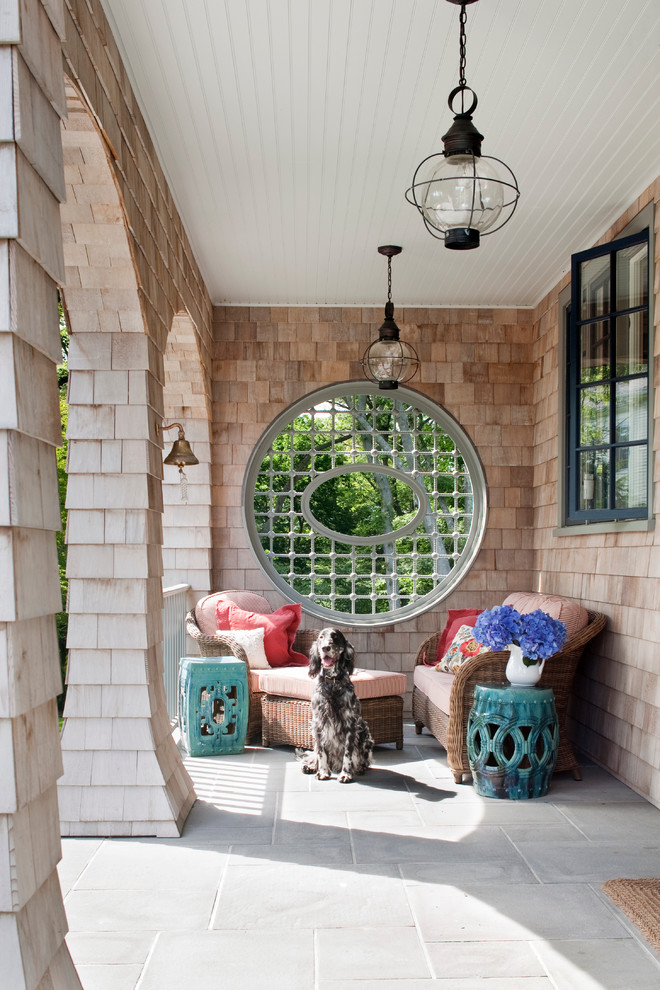 Cette image montre un porche d'entrée de maison latéral victorien avec des pavés en pierre naturelle et une extension de toiture.
