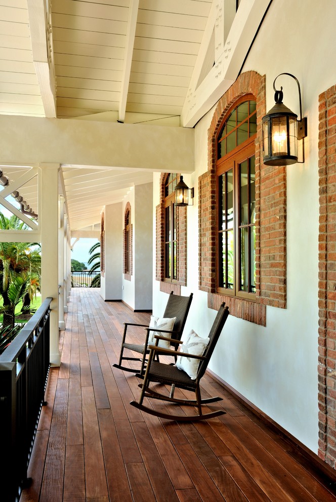 Imagen de terraza tropical en anexo de casas con entablado