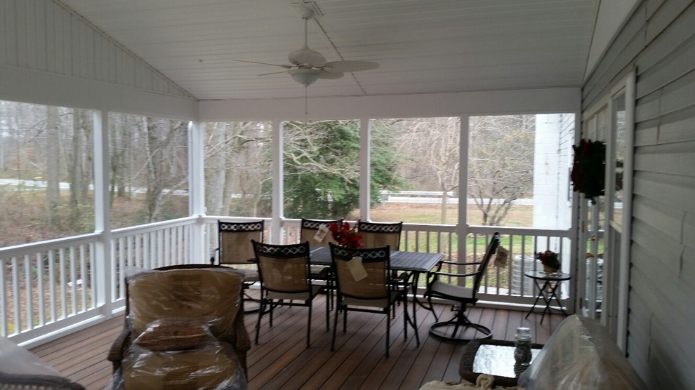 Cette image montre un porche d'entrée de maison arrière traditionnel de taille moyenne avec une extension de toiture.