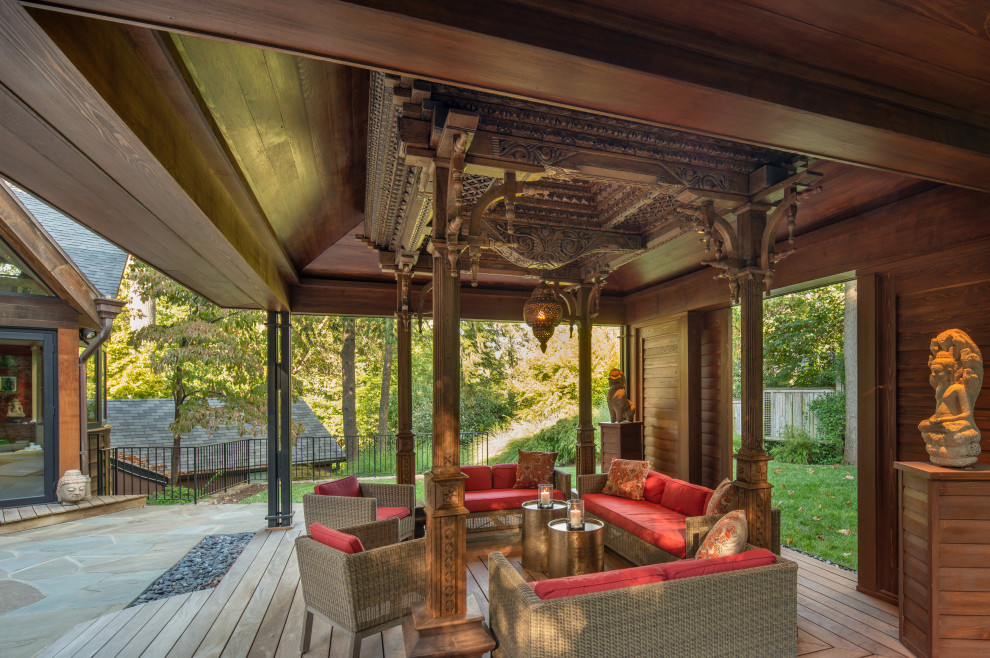 Exemple d'un porche d'entrée de maison arrière asiatique de taille moyenne avec une terrasse en bois et une pergola.