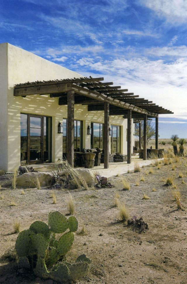 Cette photo montre un porche d'entrée de maison latéral sud-ouest américain avec des pavés en pierre naturelle et une pergola.
