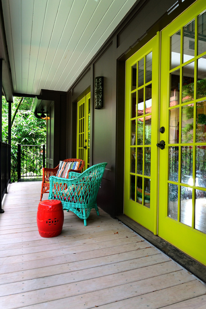 Cette photo montre un porche d'entrée de maison éclectique avec une terrasse en bois.