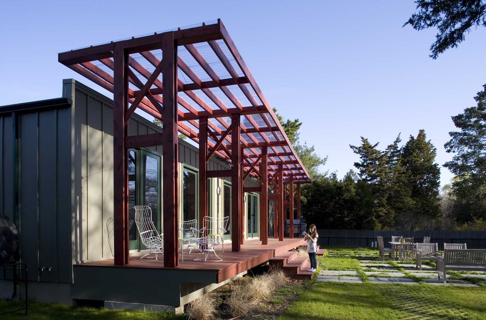 Photo of an urban veranda in New York with a pergola.