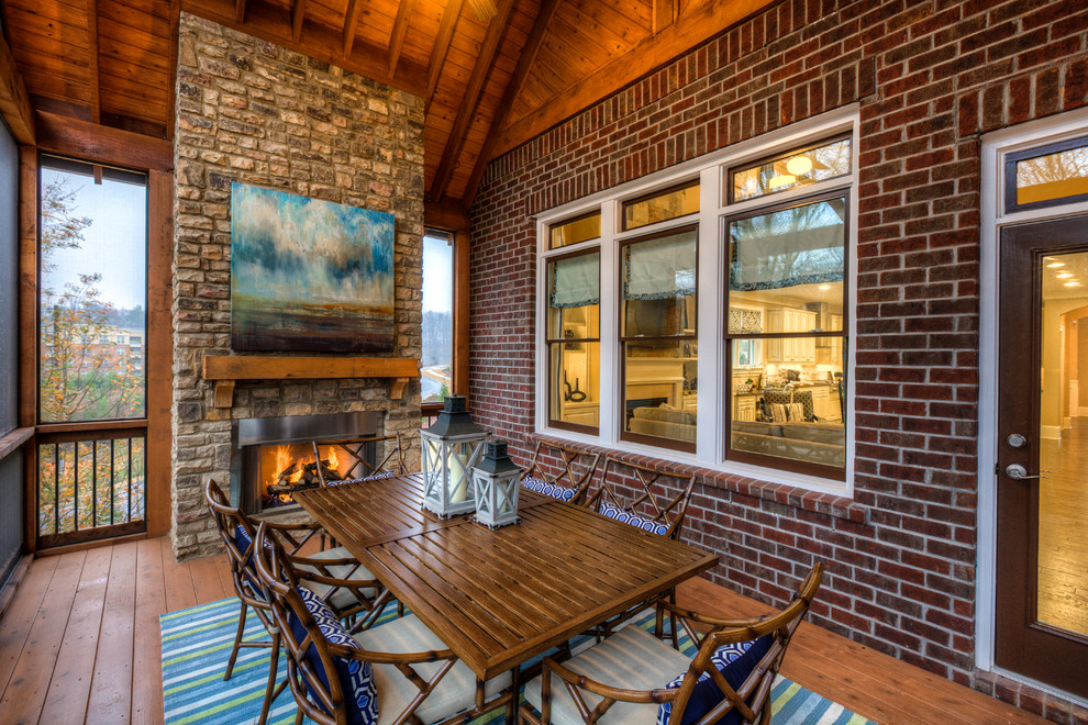 Cette image montre un porche d'entrée de maison traditionnel avec un foyer extérieur et tous types de couvertures.