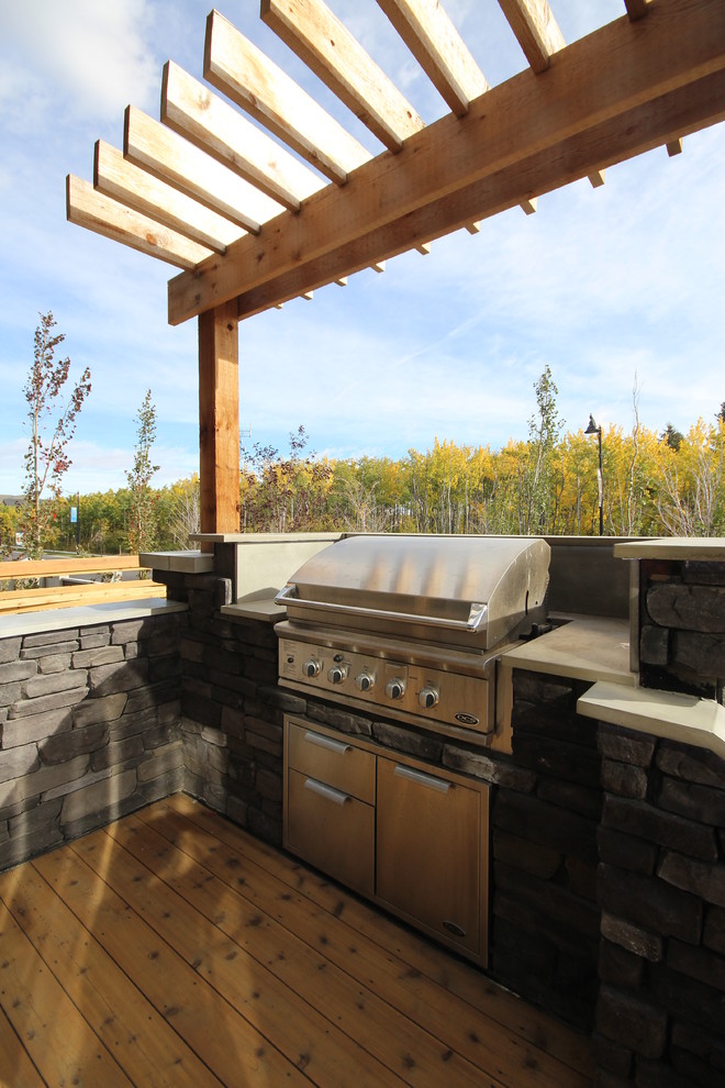 Idée de décoration pour un petit porche d'entrée de maison latéral design avec une cuisine d'été, des pavés en béton et une pergola.