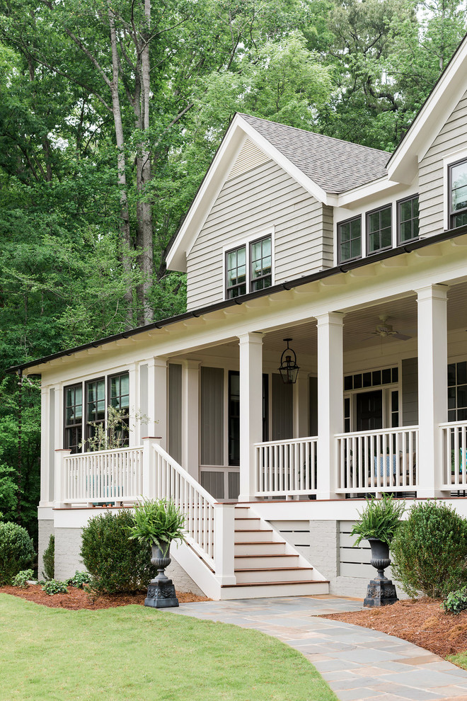 Réalisation d'un porche d'entrée de maison avant tradition de taille moyenne avec une extension de toiture.