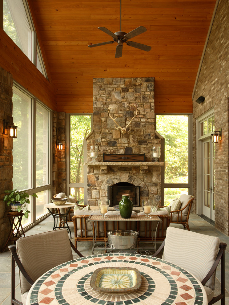 Idées déco pour un porche d'entrée de maison montagne avec une moustiquaire, des pavés en pierre naturelle et une extension de toiture.