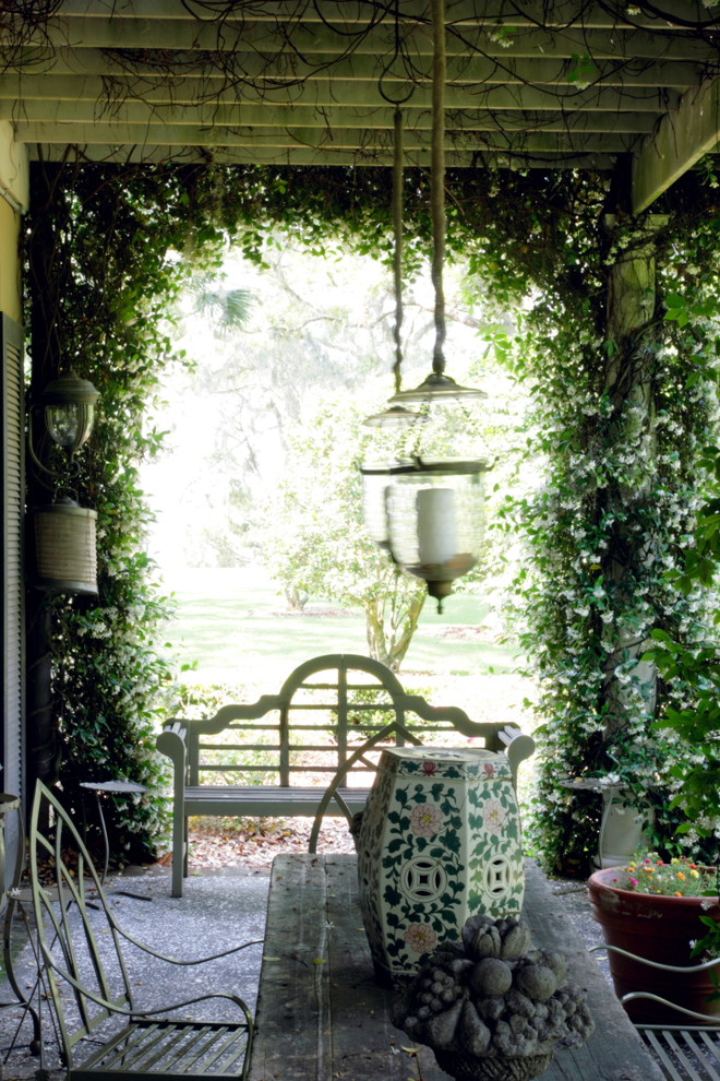 Inspiration för en shabby chic-inspirerad veranda, med en pergola