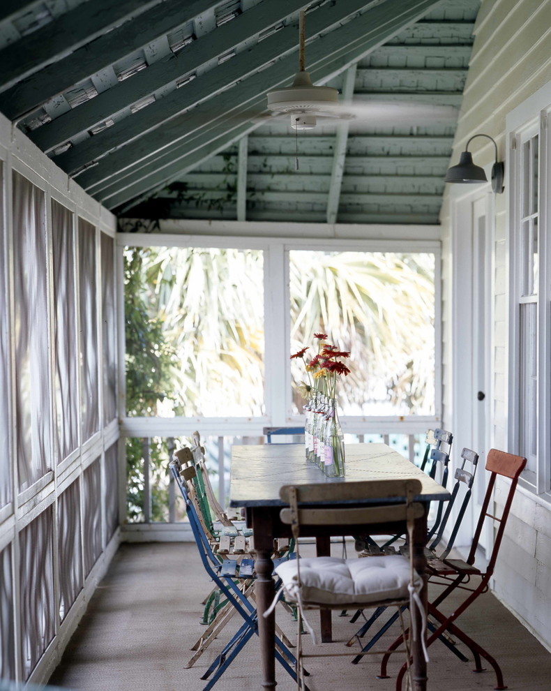 Bild på en shabby chic-inspirerad innätad veranda, med takförlängning