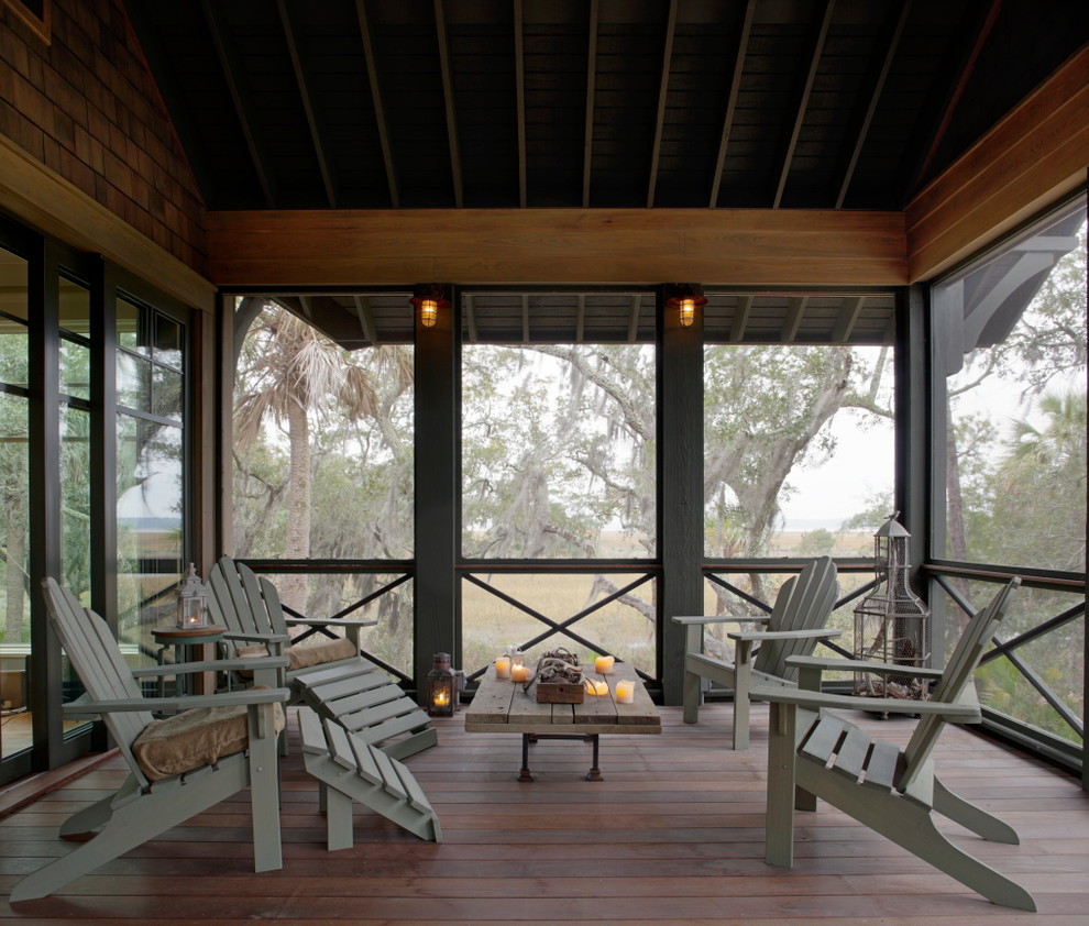 Photo of a rustic screened veranda in Atlanta.