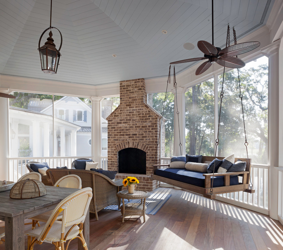 Idées déco pour un porche d'entrée de maison classique avec une terrasse en bois et une extension de toiture.