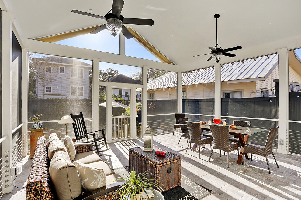 Imagen de porche cerrado clásico renovado grande en patio trasero y anexo de casas con suelo de baldosas