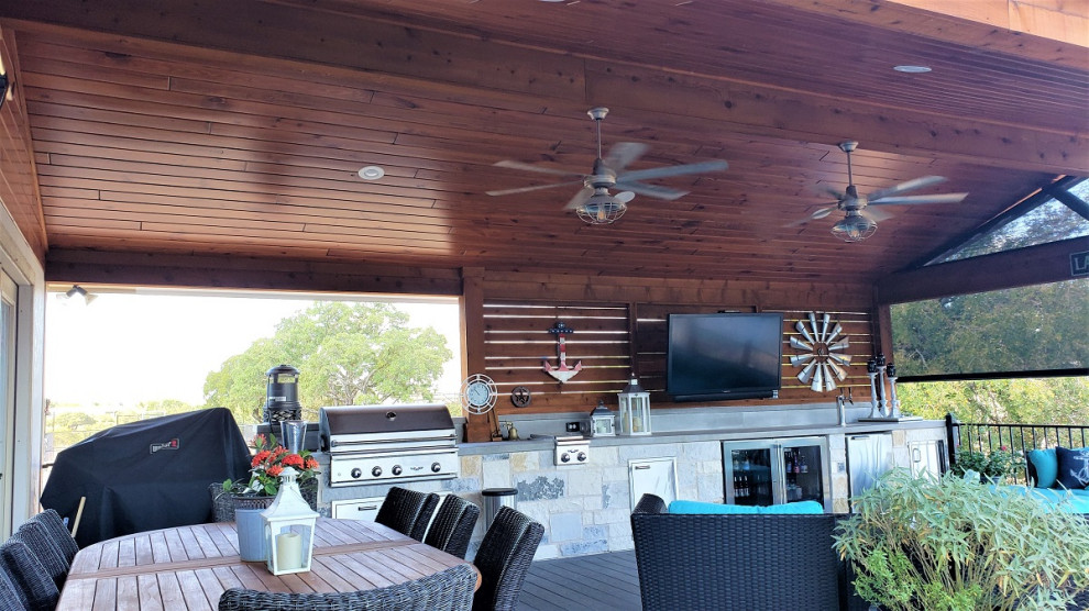 Idées déco pour un très grand porche d'entrée de maison arrière éclectique avec une cuisine d'été et une extension de toiture.