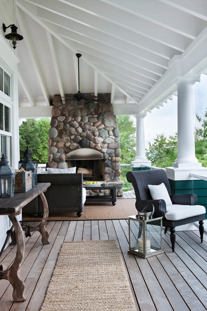 Inspiration pour un porche d'entrée de maison avant marin avec un foyer extérieur, une terrasse en bois et une extension de toiture.
